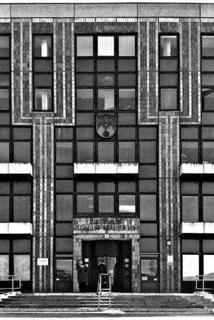 Fotos: Peter Liptow. Detailausschnitt Fassade des Rathauses Marzahn am Helene-Weigel-Platz.