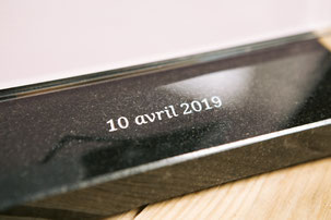IQONIQ, plaque funéraire personnalisée moderne