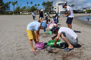 ①ごみを拾う(浜名湖畔の新居弁天海浜公園)