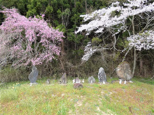 花泉　大森集落　道路改良の際に各所に点在していた神様(山の神や三峯山の石碑等)を集約。