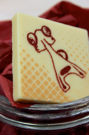 Siebdruck mit Lebensmittelfarbe auf Schokolade.