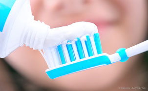 Worauf sollten Sie bei der Auswahl Ihrer Zahnpasta achten? Das erfahren Sie bei uns in der Praxis! (© Rasulov - Fotolia.com)