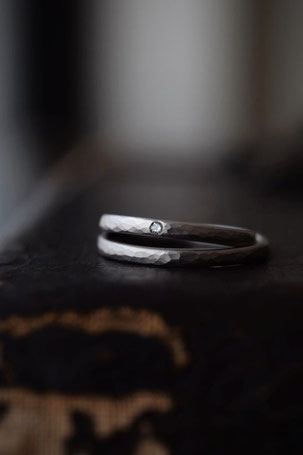 二つとない手打ちの打痕に惹かれる tsuchime ring