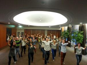 Energieke percussie workshop op locatie in Groningen met Braziliaanse instrumenten en humor.