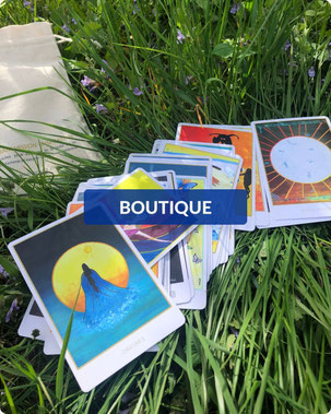 Cartes oracle Révelle de Lorina disposées dans l’herbe au cœur de la nature