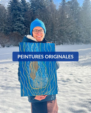 Un arte pour être au monde, Lorina présente une de ses peintures originales dasn un univers enneigé