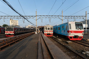 中古電車が並ぶジャカルタコタ駅。左から営団6000系、東急8500系、JR205系