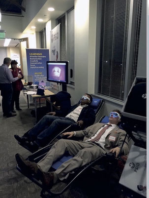hommes se relaxant sur fauteuils avec lunettes psio