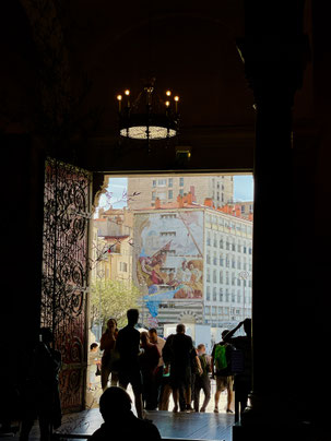 Blick aus der Kathedrale von Marseille auf ein großes Mural (Wandgemälde)