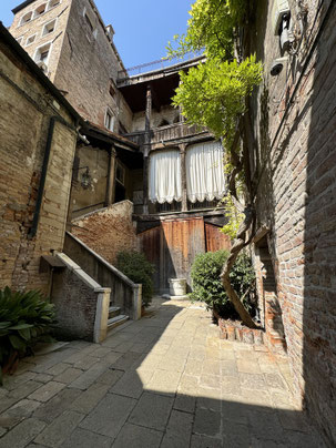 Innenhof im Palazzo: Ursprünglich Licht- und Belüftungshof, bei Fortuny Übergang zu den Werkstätten  
