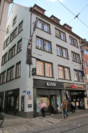 Peter Curta aveva il suo negozio di stoffe nella casa "Zum Rothen Hahnen" nella Salzstraße di Friburgo.