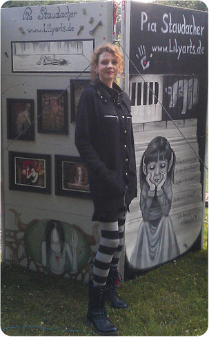 Pia Staudacher vor der Berlinerkunstwand