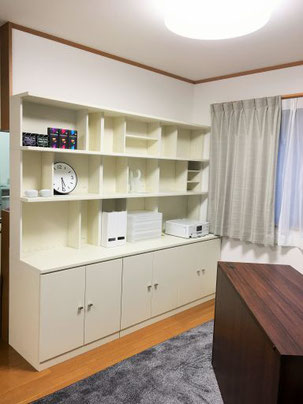 デスクはお部屋の真ん中。海外のオフィスのよう。