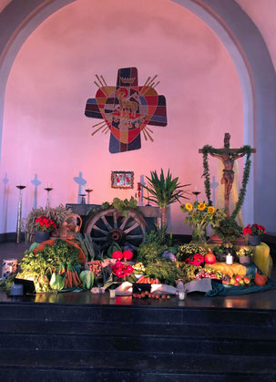 Zu Erntedank geschmückter Altarraum der Kirche Herz-Jesu in Duisburg-Serm
