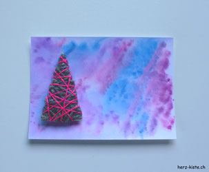 Weihnachtskarte selbermachen - DIY Karte mit Tannenbaum umwickelt mit Garn