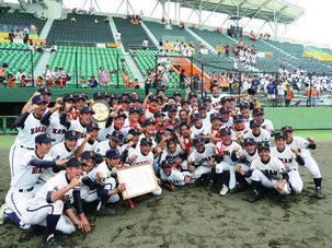 甲子園に向け気勢を上げる興南メンバー=23日、セルラースタジアム那覇