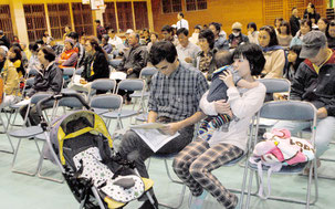 4団地建て替えについての住民説明会が開かれた=5日夜、真喜良小体育館