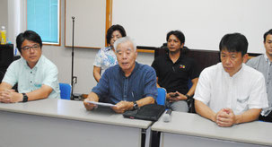 記者会見で大浜一郎氏を候補者に決定したことを発表する東田盛会長(中央)ら=5日午後、大浜信泉記念館