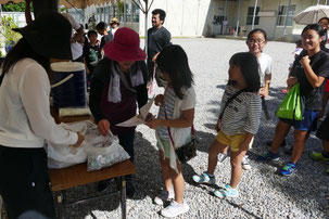 登野城2町内で親子レクレーションが行われた=25日午前、登野城小学校