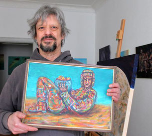 Der Kunstmaler Willi Buesing in seinem Atelier mit dem wieder entdeckten Kunstwerk "Chac Mool"