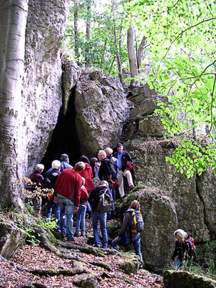 Vor der Töpferhöhle im Ith (Foto: T. Patzelt)