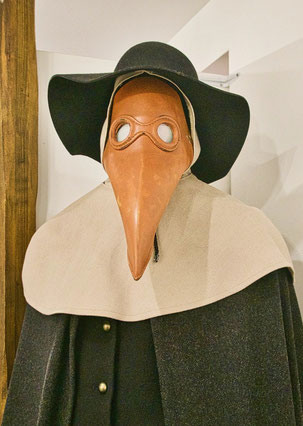 Mittelalterlicher Pestarzt mit Schnabel-Maske