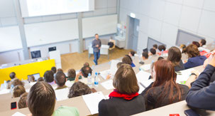 An deutschen Hochschulen gibt es gerade einmal rund 45.000 hauptberufliche Professorenstellen, entsprechend begehrt sind sie mit ihrem Renommee, dem Beamtenstatus und der guten Bezahlung.  Foto: djd/Verband der Privaten Hochschulen/kasto - stock.adobe.com
