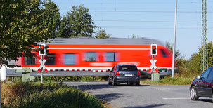 Vollschranken reichen über die komplette Fahrbahn. Sie können einteilig sein oder aus zwei Halbschranken bestehen.