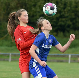 Auf ihren Einsatz hofft TuS Großenenglis-Trainer Dirk Langhans noch: Julia Faupel (r.), hier im Zweikampf mit Kassels Hanna Kuntze.