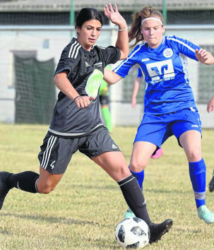 Wieder am Ball für Großenenglis: Rojin Balica (links, hier gegen Caldens Johanna Schäfer) prüft mit der Viktoria ihre Form gegen Neu-Isenburg. Foto: Pressebilder Hahn