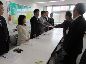 冨樫土木部長に申入書を手渡す県議団ら