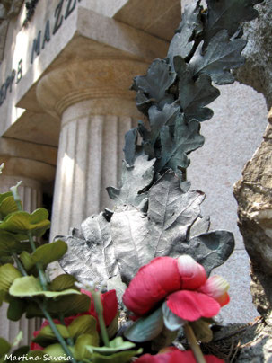Cimitero di Staglieno, Genova. Foglie di quercia scolpite, poste sulla tomba di Giuseppe Mazzini.  