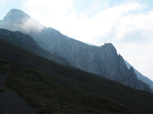 Blick vom Wildfeld unterhalb des Lamingeggs (1959m) zum Hochturm (2081m), die Kletterei verläuft über den rechten gezackten Grat 