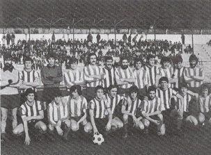 Los onces del Llodio y el Amurrio posan juntos para la foto. Temporada 1979-80.