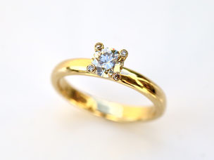 Verlobungsring aus 18kt Gelbgold mit champagnerfarbenen Diamant Solitärring