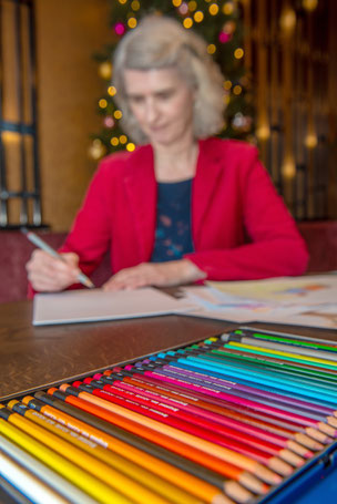 Marthe van der Linden aan het illustreren