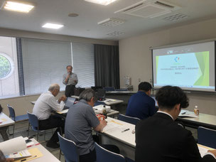 あいさつする香田理事長
