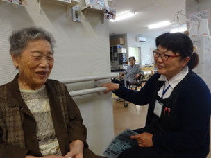 利用者さんのお世話をするスタッフです 老健しもだ リハビリ デイサービス おいらせ町