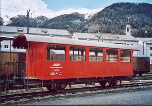 Het rijtuig in de oude rode kleur waarin het lang dienst heeft gedaan