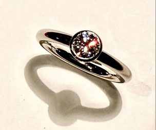 withe gold ring and diamond 