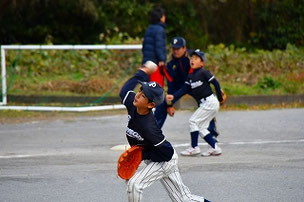 二人目はＡＳＡ君。昨日のような“快投”とはいきませんでしたが、それでもいくつか三振をとりました。これから課題を一つ一つ克服していこう。昨日、今日の好投ぶりにママさんたちもビックリしたことでしょうｗ。　こっそり陰練していたＡＳＡ君でした。