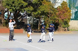こらこら、教えてもらっているのに、腕を組んで聞くんじゃない！