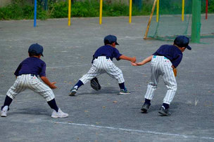 試合中にコンタクトレンズを落としてしまったときにみんなで探す練習です。