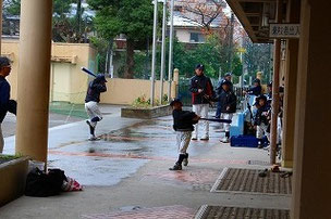雨が降っていたので、遊ぶことにしました。羽飛ばし大会。
