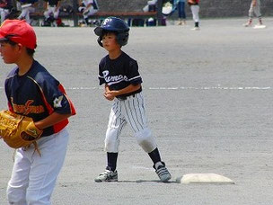 試合で盗塁を決めました。