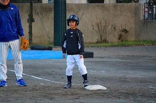 YUK君はショート超えのヒットで出塁。立派です。