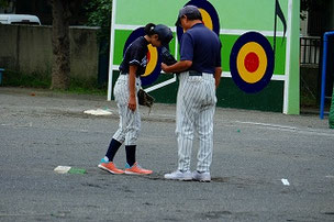 監督とＹＵＲさん。「え、投球練習？クツが汚れちゃう嫌だな・・」（冗）