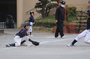 盗塁を試みるも、余裕でアウトになるこの選手はだれでしょう？　皆さん、もう正解はお分かりですね・・・