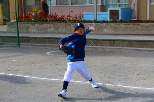 今年一番成長した選手かもしれません。そして、一番練習をした選手です。最初はフライがとれず、周りから一歩遅れをとっていたのですが、今はフライを捕るのが一番上手な選手になりました。コーチ陣からのアドバイスを素直に聞き入れるHAR君の性格が成長を早めているような気がしました。