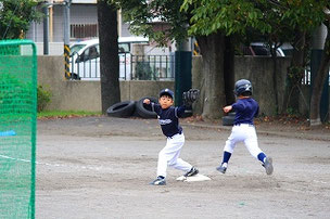 ファーストＫＥＩＴ君。上手になっているよ。　練習途中から「おなかが空いた！」を連発。私にそんなこと言われても・・・（笑）。　次からスニッカーズをポケットに入れておいてあげようかな。